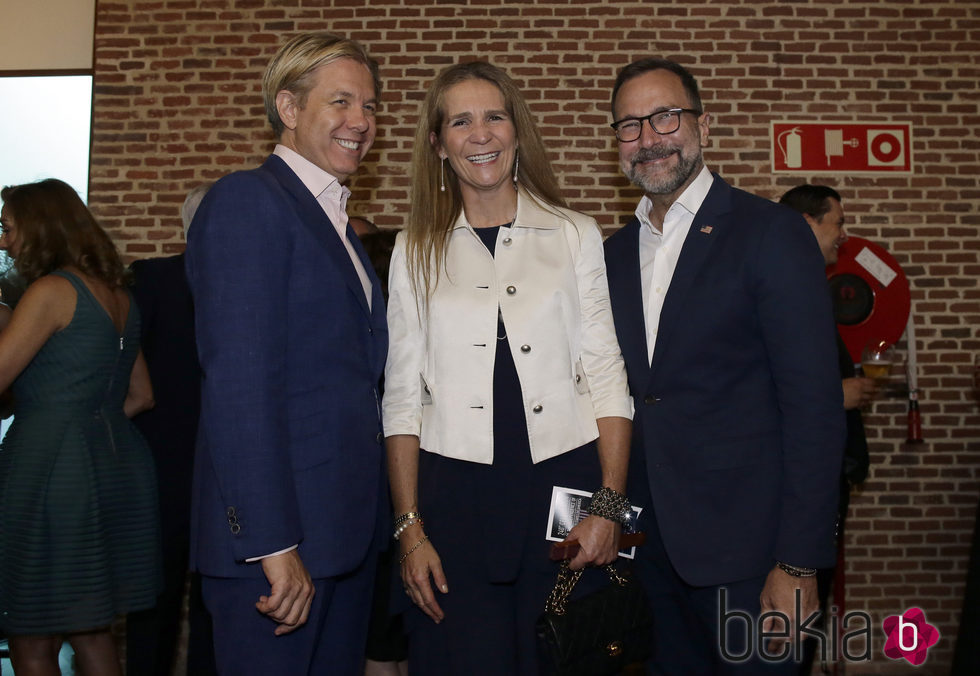 James Costos, Michael S. Smith y la Infanta Elena en la celebración del Día de la Independencia de Estados Unidos