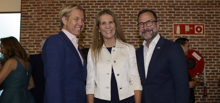 James Costos, Michael S. Smith y la Infanta Elena en la celebración del Día de la Independencia de Estados Unidos