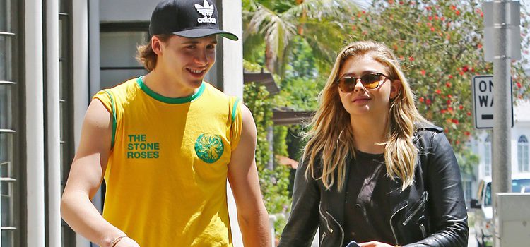 Chloe Moretz y Brooklyn Beckham, cogidos de la mano en Beverly Hills