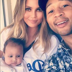 Chrissy Teigen junto a John Legend y su hija Luna apoyando a los Dodgers