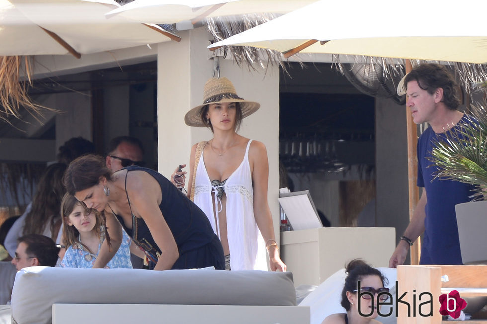 Alessandra Ambrosio de vacaciones en Ibiza