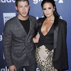 Nick Jonas y Demi Lovato en los premios GLAAD 2016