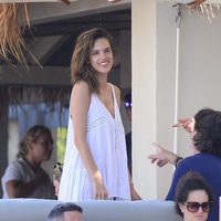 Alessandra Ambrosio disfrutando de sus vacaciones en Ibiza con unos amigos