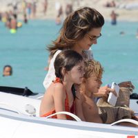 Alessandra Ambrosio disfrutando de un paseo en hidropedal junto a sus hijos en Ibiza