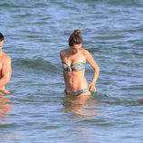 Alessandra Ambrosio disfrutando de las aguas de Ibiza junto a su marido y sus hijos