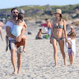 Alessandra Ambrosio de vacaciones con su familia en Ibiza