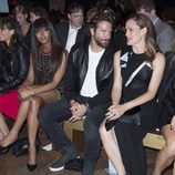 Jennifer Garner y Bradley Cooper hablando durante el desfile de Versace Otoño/ Invierno 2016/2017 en París