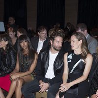 Jennifer Garner y Bradley Cooper hablando durante el desfile de Versace Otoño/ Invierno 2016/2017 en París