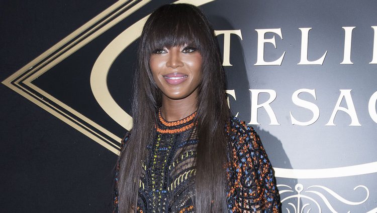 Naomi Campbell en el front row durante el desfile de Versace Otoño/ Invierno 2016/2017 en París