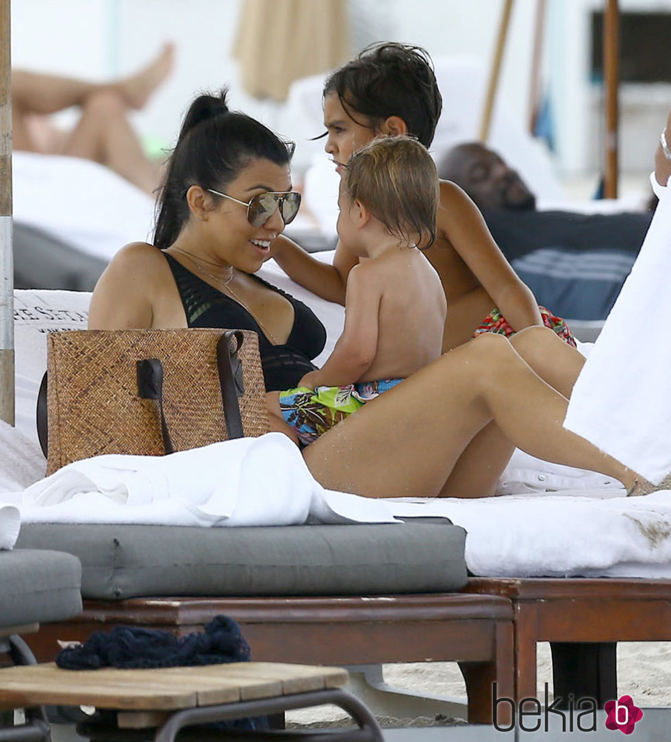 Kourtney Kardashian con Mason and Reign Disick en sus vacaciones en Miami