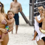 Kourtney Kardashian con Penelope Disick y una amiga y su hija disfrutando de sus vacaciones en Miami