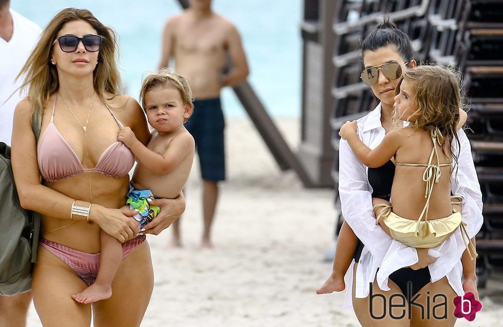 Kourtney Kardashian con Penelope Disick y una amiga y su hija disfrutando de sus vacaciones en Miami