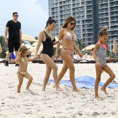 Las vacaciones de Kourtney Kardashian con unas amigas y sus hijos en Miami