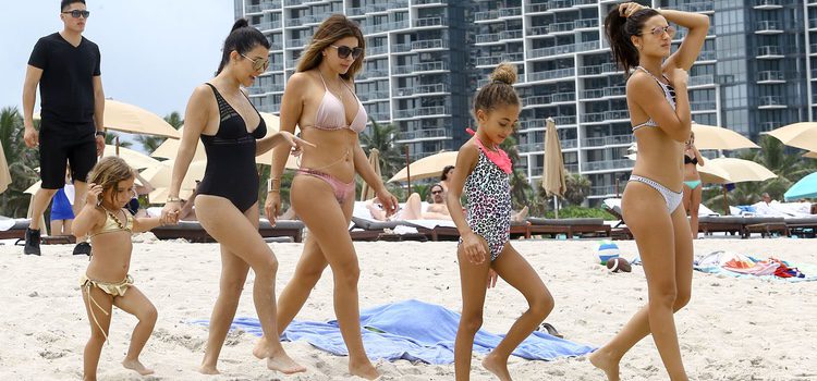 Kourtney Kardashian disfrutando de unas vacaciones en Miami en compañía de sus amigas e hijos