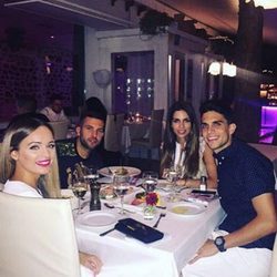 Marc Bartra y Melissa Jiménez cenando con Jordi Alba y Romarey Ventura