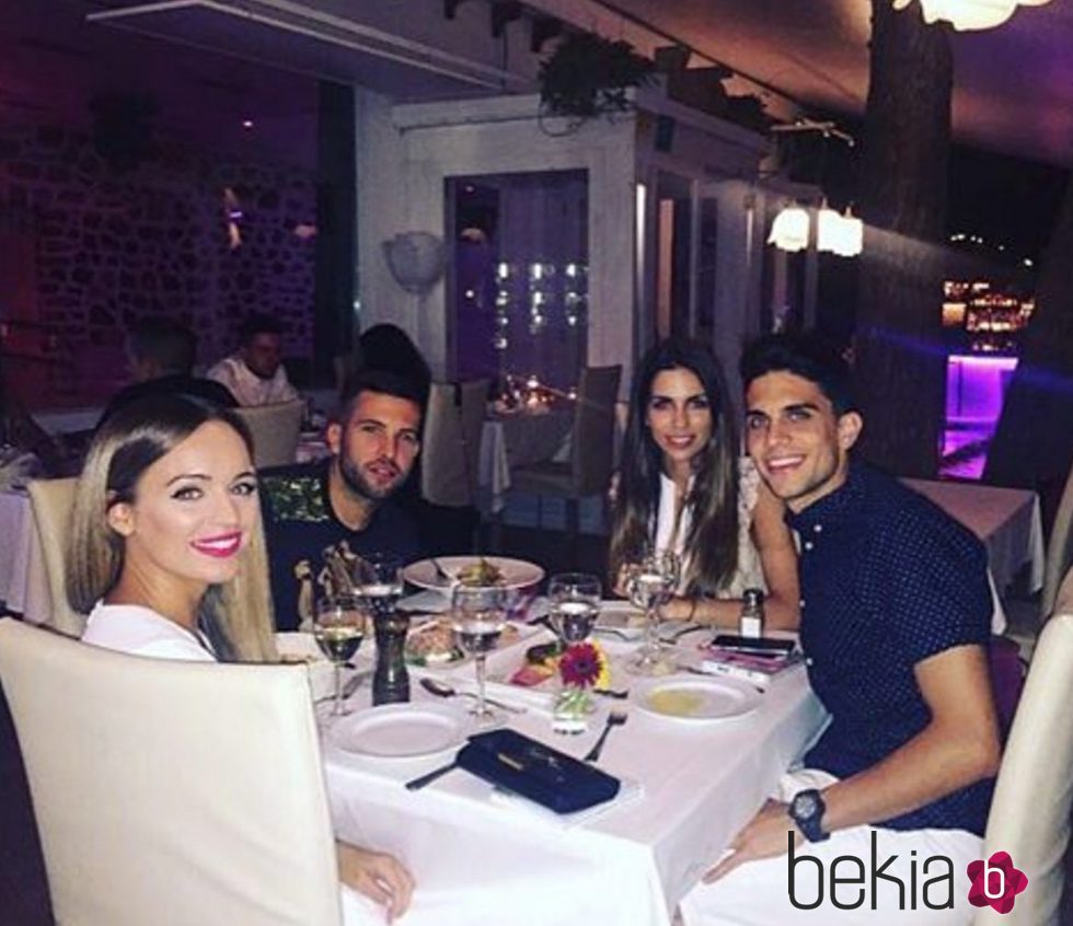 Marc Bartra y Melissa Jiménez cenando con Jordi Alba y Romarey Ventura