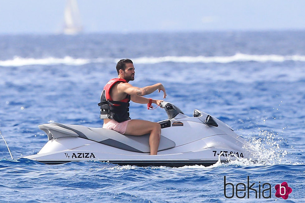 Cesc Fábregas en una moto acuática en Ibiza