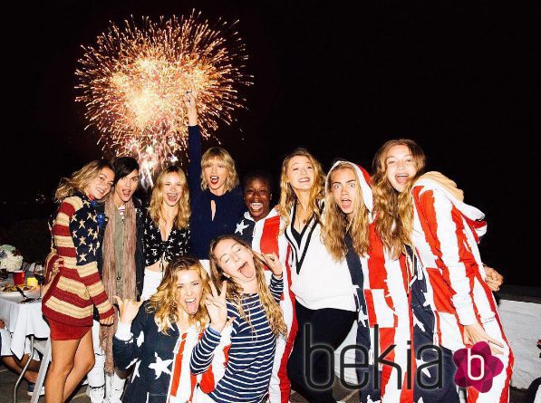 Taylor Swift y sus amigas famosas celebrando el Día de la Independencia