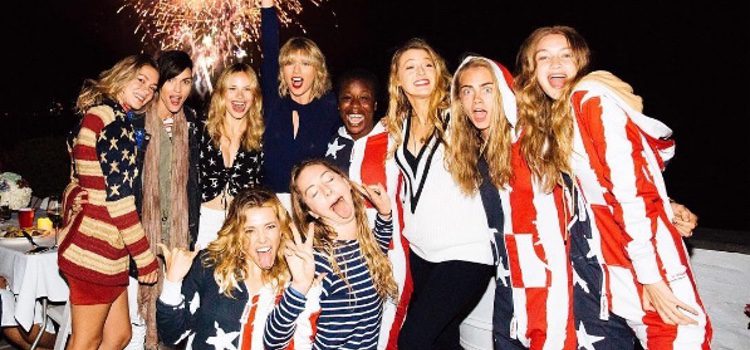 Taylor Swift y sus amigas famosas celebrando el Día de la Independencia