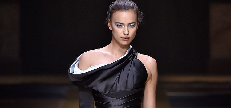 Irina Shayk en el desfile de Atelier Versace en la Alta Costura de París