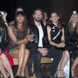 Naomi Campbell, Bradley Cooper y Jennifer Garner en el front row del desfile de Atelier Versace