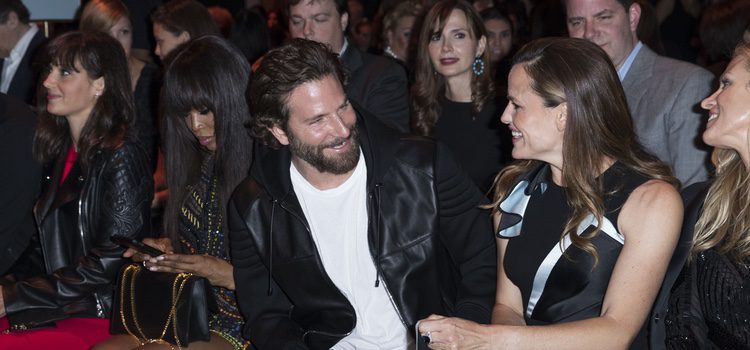 Bradley Cooper y Jennifer Garner en el front row del desfile de Atelier Versace