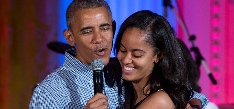 Barack Obama con Malia Obama durante la celebración del día de la Independencia