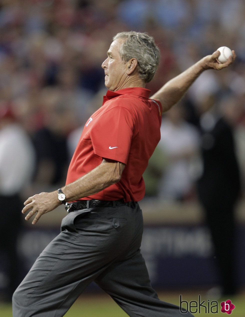 El expresidente George W. Bush lanza la bola antes del Juego 4 de la Serie Mundial de la MLB