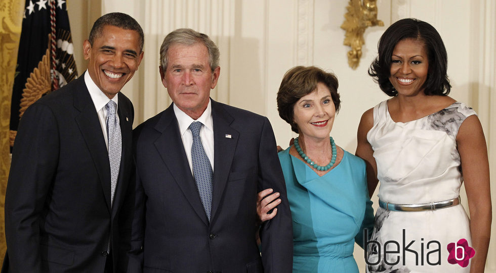 Barack Obama,  George W. Bush,  Laura Bush y  Michelle Obama durante una ceremonia de presentación en honor al expresidente