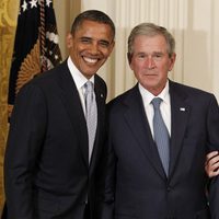 Barack Obama,  George W. Bush,  Laura Bush y  Michelle Obama durante una ceremonia de presentación en honor al expresidente