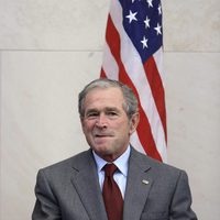 George W. Bush se sienta después de dar un discurso antes de una toma de posesión de los ciudadanos en EE.UU