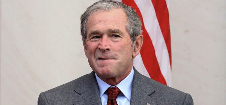 George W. Bush se sienta después de dar un discurso antes de una toma de posesión de los ciudadanos en EE.UU