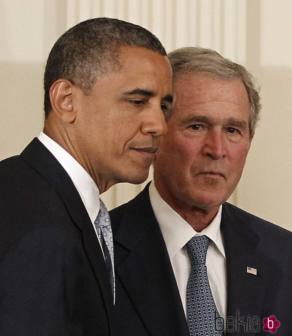 Barack Obama y George W. Bush durante la ceremonia de presentación para el expresidente