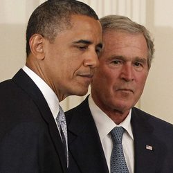 Barack Obama y George W. Bush durante la ceremonia de presentación para el expresidente