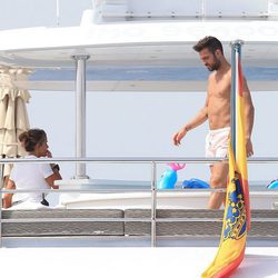 Cesc Fàbregas con el torso desnudo en un barco en Ibiza