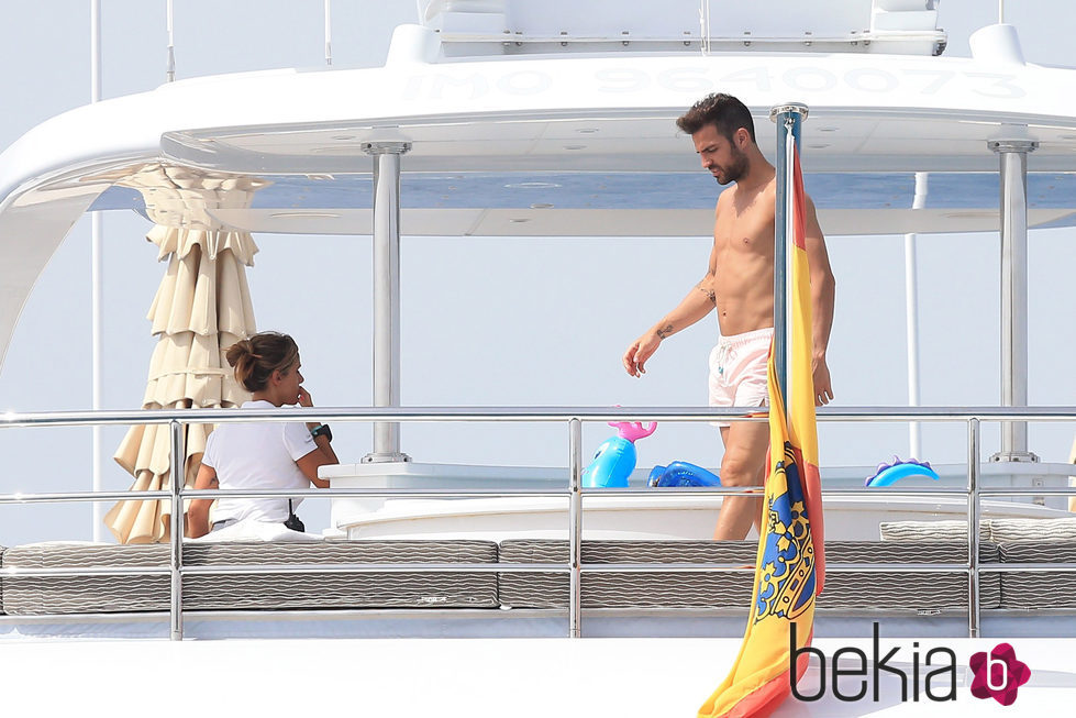 Cesc Fàbregas con el torso desnudo en un barco en Ibiza