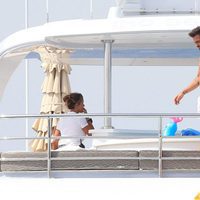 Cesc Fàbregas con el torso desnudo en un barco en Ibiza