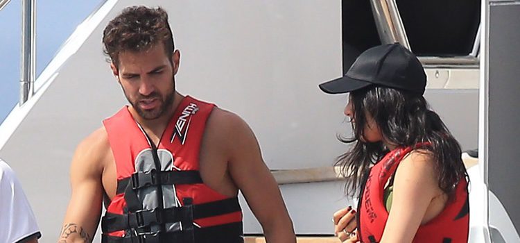 Cesc Fàbregas y Daniella Semaan en la cubierta de un barco con un salvavidas en Ibiza