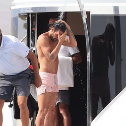 Cesc Fàbregas duchándose en un barco en Ibiza