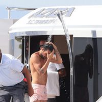 Cesc Fàbregas duchándose en un barco en Ibiza