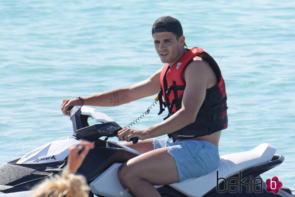 Álvaro Morata en moto de agua en Formentera