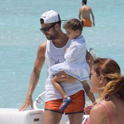 Cesc Fàbregas lleva en brazos a su hija Lia a su llegada a Formentera