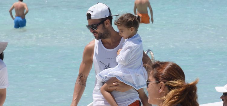 Cesc Fàbregas lleva en brazos a su hija Lia a su llegada a Formentera