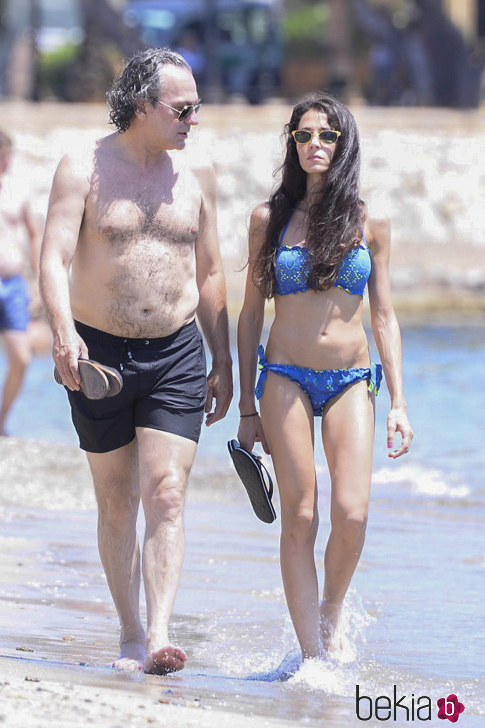 José Coronado y Elena González paseando por las playas de Ibiza