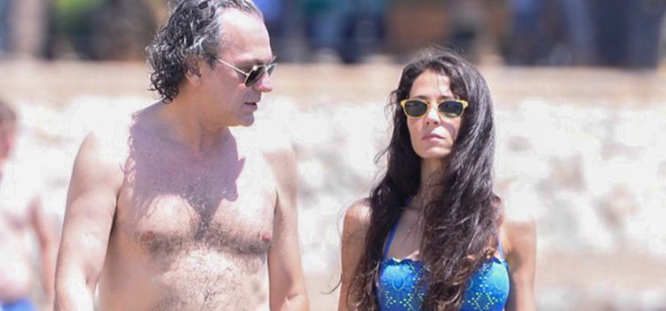 José Coronado y Elena González paseando por las playas de Ibiza