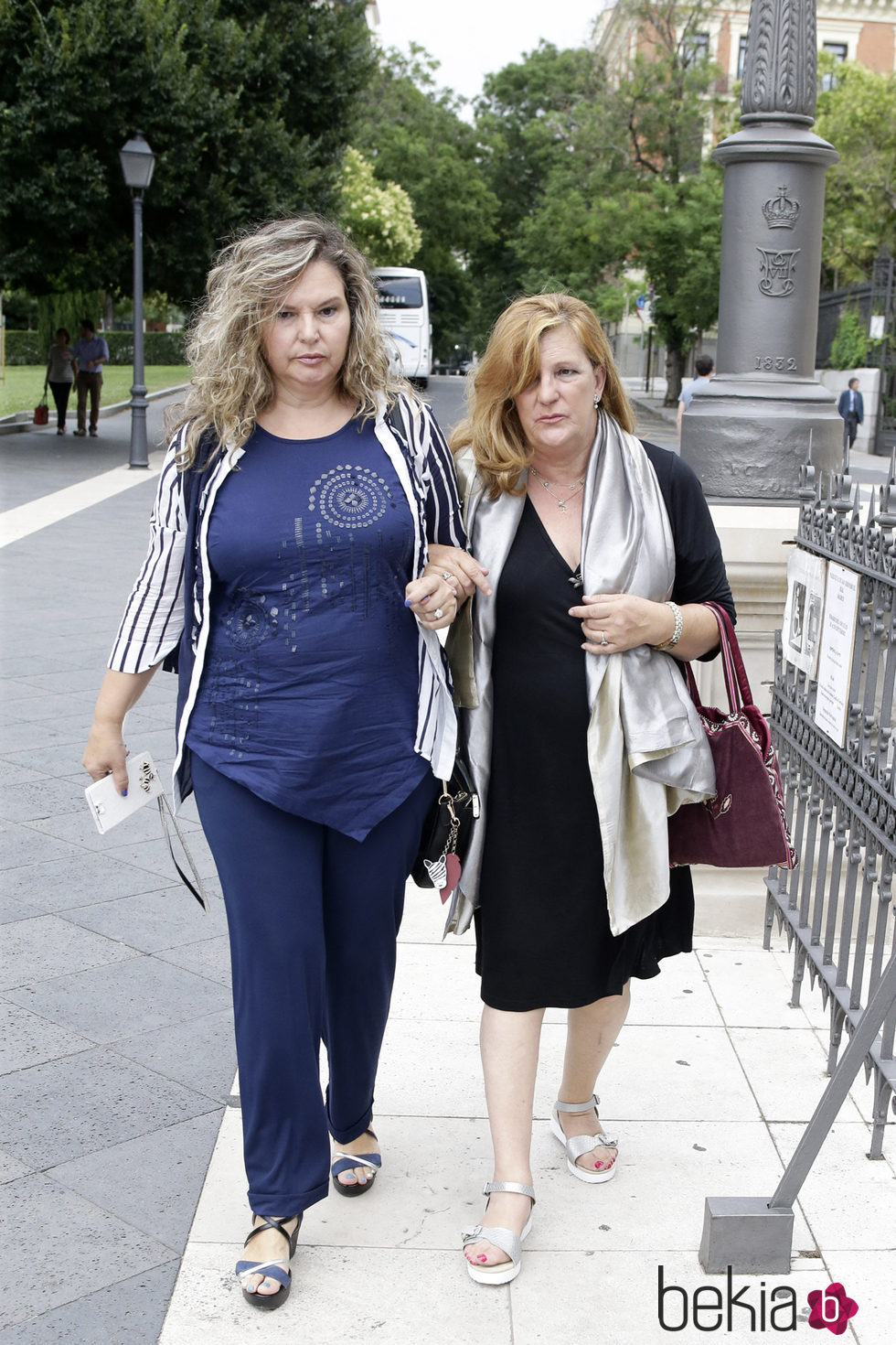 Mercedes y Blanca de Borbón en la misa funeral en memoria de Leandro de Borbón