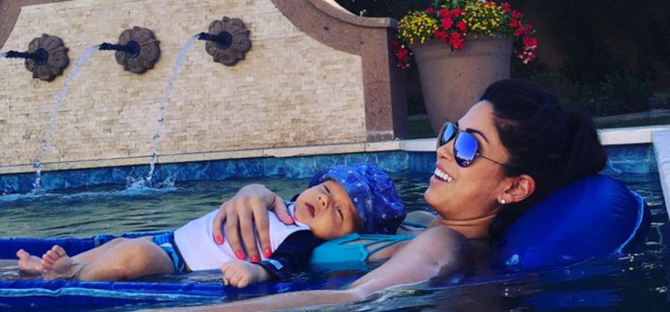 Nicole Johnson con su hijo Boomer en la piscina