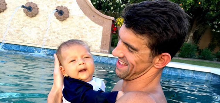 Michael Phelps disfrutando con su hijo Boomer en la piscina