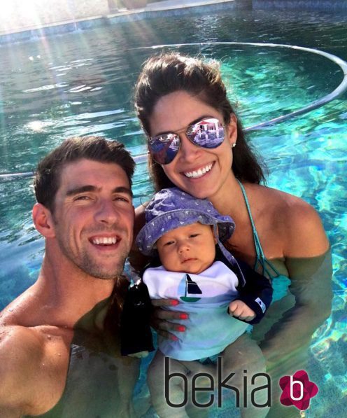 Michael Phelps con Nicole Johnson y su hijo Boomer en la piscina