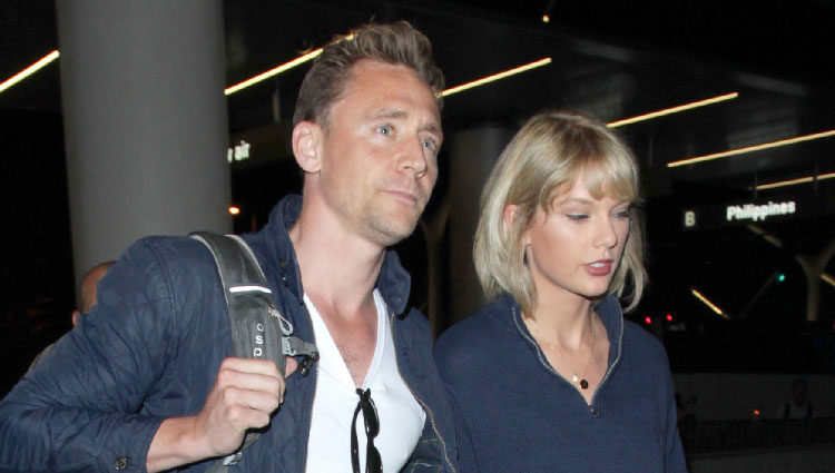 Taylor Swift y Tom Hiddleston en el aeropuerto de Los Angeles